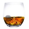 Verre arrondi du coffret Montagne Vin Bouquet rempli de whisky