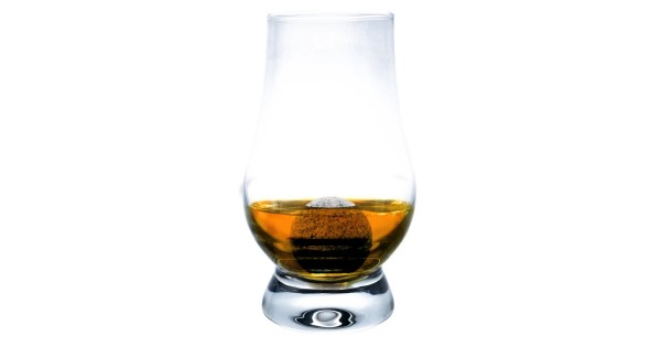 Verre Tulipe Vin Bouquet contenant du whisky