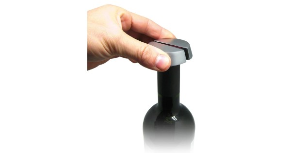 Coupe-capsule Royal Vin Bouquet utilisé sur le goulot d’une bouteille