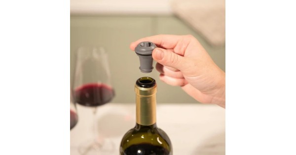Insertion d’un bouchon Vacu Vin dans le goulot avant la mise sous vide