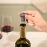 Insertion d’un bouchon Vacu Vin dans le goulot avant la mise sous vide