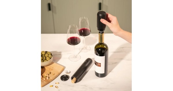 Pompe électrique Vacu Vin utilisée sur une bouteille de vin