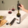 Pompe électrique Vacu Vin utilisée sur une bouteille de vin