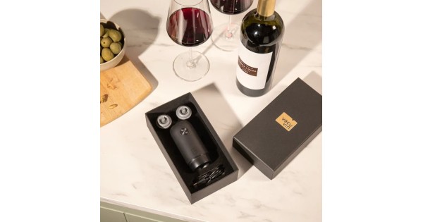 Coffret ouvert de la pompe électrique Vacu Vin avec deux bouchons et câble