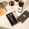Coffret ouvert de la pompe électrique Vacu Vin avec deux bouchons et câble