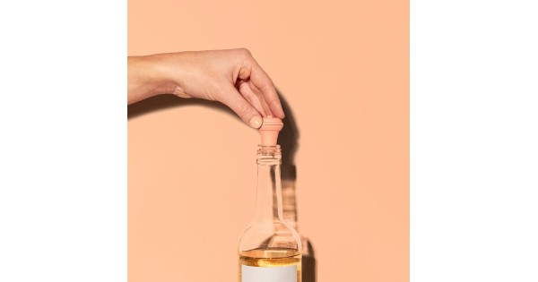 Bouchon Loop terra Vacu Vin manipulé sur une bouteille de vin
