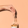 Bouchon Loop terra Vacu Vin manipulé sur une bouteille de vin