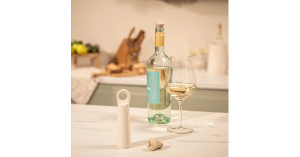 Pompe Loop sable et bouchon Vacu Vin présentés près d’une bouteille