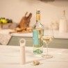 Pompe Loop sable et bouchon Vacu Vin présentés près d’une bouteille