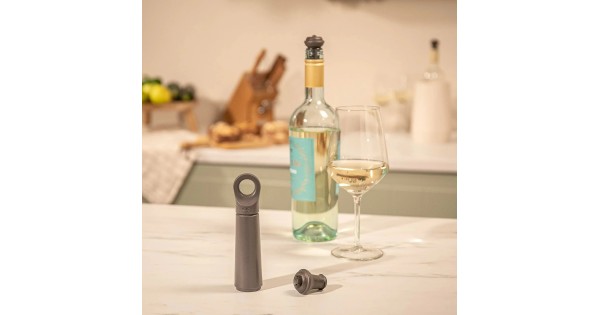 Pompe Loop graphite et bouchon Vacu Vin présentés à table