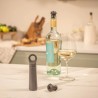 Pompe Loop graphite et bouchon Vacu Vin présentés à table