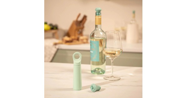 Pompe Loop jade et bouchon Vacu Vin à côté d’une bouteille