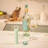 Pompe Loop jade et bouchon Vacu Vin à côté d’une bouteille