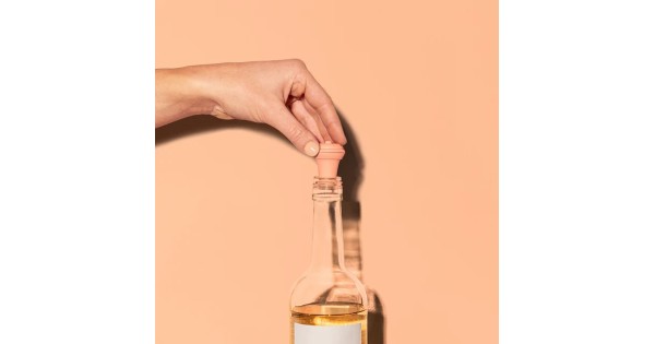 Bouchon Loop Vacu Vin utilisé sur une bouteille de vin ouverte