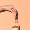 Bouchon Loop Vacu Vin utilisé sur une bouteille de vin ouverte