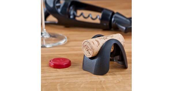 Coupe-capsule Vacu Vin utilisé comme porte-bouchon sur la table