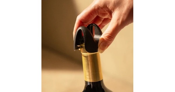 Découpe de la capsule avec le coupe-capsule noir Vacu Vin