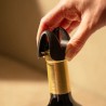 Découpe de la capsule avec le coupe-capsule noir Vacu Vin