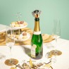Griffe Vacu Vin placée sur une bouteille de champagne à table