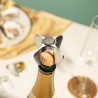 Griffe Vacu Vin autour du bouchon d’une bouteille de champagne