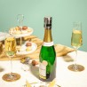 Bouteille de champagne refermée avec le bouchon Vacu Vin à table