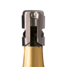 Bouchon Vacu Vin en inox brossé verrouillé sur le goulot d’une bouteille