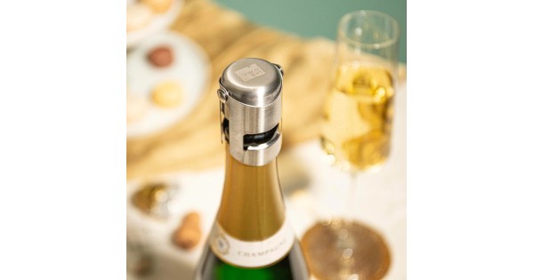 Vue de dessus du bouchon à champagne Vacu Vin posé sur une bouteille