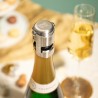 Vue de dessus du bouchon à champagne Vacu Vin posé sur une bouteille