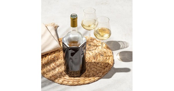 Gaine Rapid Ice noir brillant Vacu Vin présentée à table