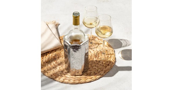 Gaine Rapid Ice argent Vacu Vin autour d’une bouteille pendant un repas