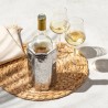 Gaine Rapid Ice argent Vacu Vin autour d’une bouteille pendant un repas