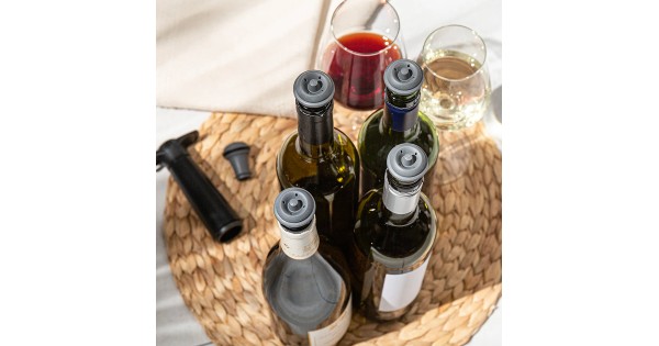 Bouchons Vacu Vin installés sur plusieurs bouteilles de vin entamées