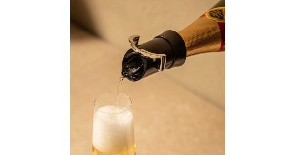 Service du champagne dans une flûte avec le bouchon verseur Vacu Vin