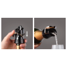 Manipulation du bouchon verseur garde-champagne Vacu Vin