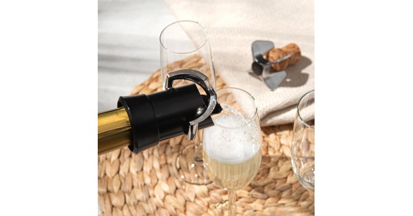 Champagne versé avec le bec du garde-champagne Vacu Vin