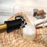Champagne versé avec le bec du garde-champagne Vacu Vin