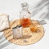Flasque Vacu Vin à côté d’un verre et d’une bouteille de whisky