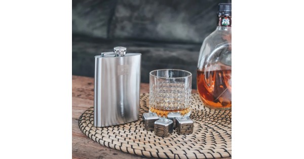 Flasque en inox Vacu Vin présentée sur une table
