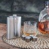 Flasque en inox Vacu Vin présentée sur une table