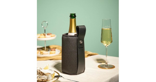 Bouteille de champagne rafraîchie dans la gaine Artico Vacu Vin