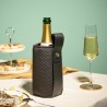 Bouteille de champagne rafraîchie dans la gaine Artico Vacu Vin