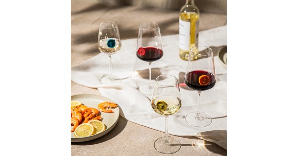 Marque-verres Grappes Vacu Vin sur une table dressée
