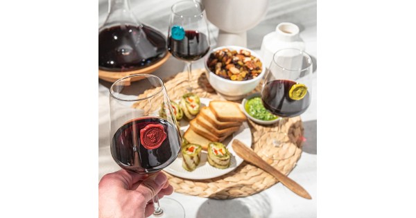 Verre identifié par un marque-verre Grappes Vacu Vin pendant un repas