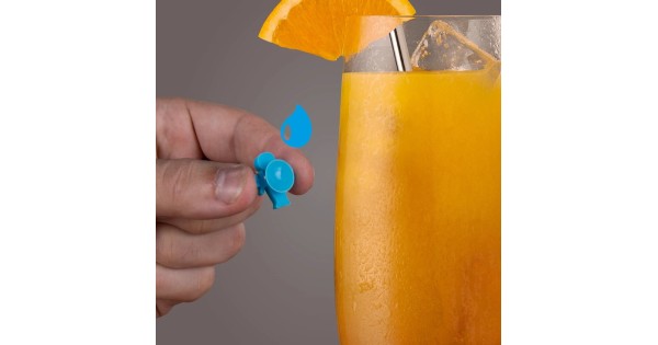 Pose d’un marque-verre Party People bleu sur un verre