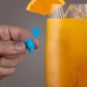 Pose d’un marque-verre Party People bleu sur un verre