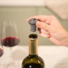 Mise sous vide d’une bouteille avec la pompe Wine Saver Vacu Vin
