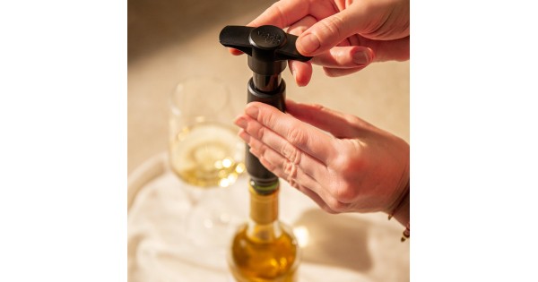 Pompe Wine Saver Vacu Vin actionnée sur une bouteille de vin blanc