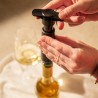 Pompe Wine Saver Vacu Vin actionnée sur une bouteille de vin blanc