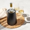 Seau Elegant noir Vacu Vin avec bouteille et verres à table