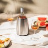 Seau Elegant acier brossé Vacu Vin sur une table dressée